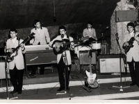 1965 - 07 - estate - Gli Apostoli suonano a Vietri, in versione Beat