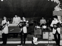1965 - 08 - estate - Gli Apostoli suonano a Vietri, in versione Beat