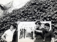 1965 - 02 - estate - Gli Apostoli suonano a Vietri, con Manifesto