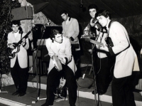1965 - 09 - estate - Gli Apostoli suonano a Vietri, in versione Beat