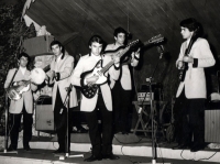 1965 - 10 - estate - Gli Apostoli suonano a Vietri, in versione Beat
