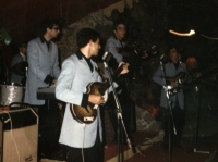 1965 - 11 - estate - Gli Apostoli suonano a Vietri, in versione Beat